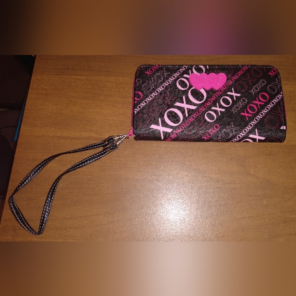 New Without Tags Women's XOXO With Detachable Strap Wristlet/Wallet